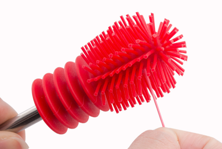 硅膠材質對于小孩子和家庭的應用是非常廣泛的，像硅膠奶嘴、硅膠奶瓶、硅膠廚具等都是用硅膠材質制作而成的，我們在使用硅膠奶瓶的時候每天都需要清洗很多次，以前清洗硅膠奶瓶的時候都是用塑料的刷子，或者用毛巾來清洗硅膠奶瓶，那么硅膠奶瓶刷有什么好處呢，硅膠奶瓶刷更安全無毒，清洗的時候不會掉毛刷，使用壽命很長，那么硅膠奶瓶刷定制需要注意什么問題，東莞硅膠奶瓶刷定制廠家哪家好，今天硅膠制品廠小編就來和大家介紹一下。