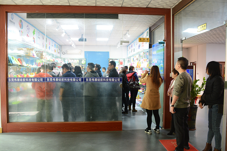 香港禮品協會成員單位近30人考察偉順硅膠，2019年訂單不斷