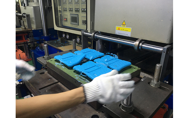 硅膠爆米花桶 硅膠防撞套 談?wù)劰枘z的耐用性