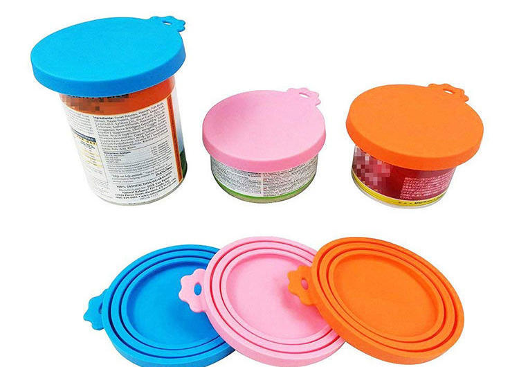 硅膠罐頭蓋-食品級硅膠寵物罐頭蓋定制廠家電話-東莞硅膠罐頭蓋工廠批發(fā)價格,蓋子有三種尺寸大小,可以蓋不同大小的罐頭,是連在一起的哈,不是分開的喲,直接整個套在打開的貓罐頭上就可以啦,用起來也非常方便。蓋上之后就不怕罐頭壞啦,第二天照樣可以打開,可以繼續(xù)享受美味, 還有配套的小勺子,用來挖濕糧什么的可方便咯~~采用硅膠材料精制而成,無毒無害,產品設計精巧,不易變形,很軟的手感,不是那種硬邦邦的,密封性更好。 硅膠罐頭蓋-食品級硅膠寵物罐頭蓋定制廠家電話-東莞硅膠罐頭蓋工廠批發(fā)價格,蓋子有三種尺寸大小,可以蓋不同大小的罐頭,是連在一起的哈,不是分開的喲,直接整個套在打開的貓罐頭上就可以啦,用起來也非常方便。蓋上之后就不怕罐頭壞啦,第二天照樣可以打開,可以繼續(xù)享受美味, 還有配套的小勺子,用來挖濕糧什么的可方便咯~~采用硅膠材料精制而成,無毒無害,產品設計精巧,不易變形,很軟的手感,不是那種硬邦邦的,密封性更好。