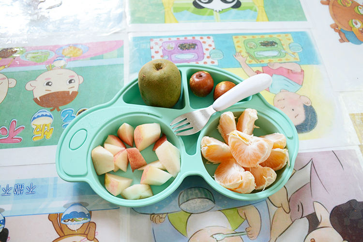 說到性能方面硅膠餐具與塑膠PP材質相提并論具有哪些差異呢?首先PP材質遇高溫而融化,遇低溫而易破裂,遇氣候性影響以老化變色等現象 說到性能方面硅膠餐具與塑膠PP材質相提并論具有哪些差異呢?首先PP材質遇高溫而融化,遇低溫而易破裂,遇氣候性影響以老化變色等現象