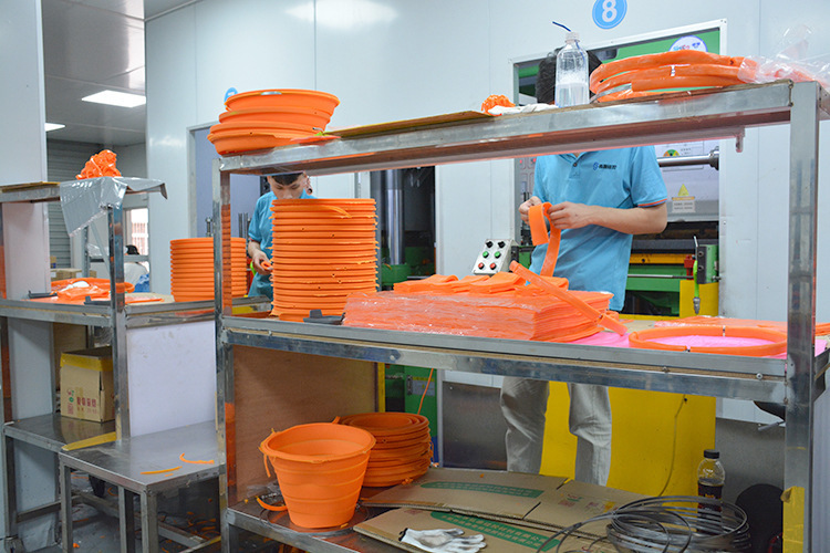 硅膠折疊桶生產車間 硅膠折疊桶生產車間