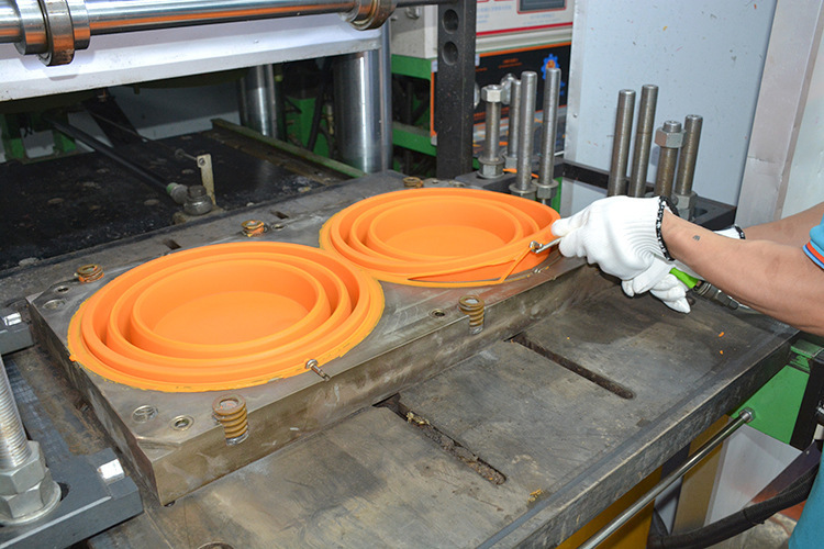 硅膠折疊桶4套模具生產中 硅膠折疊桶4套模具生產中